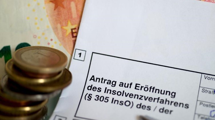 ILLUSTRATION - Ein Antrag auf Eröffnung des Insolvenzverfahrens . Foto: picture alliance / Monika Skolimowska/dpa/Archivbild