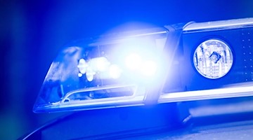 Ein Blaulicht leuchtet an einer Polizeistreife. Foto: Lino Mirgeler/dpa/Archiv/Illustration