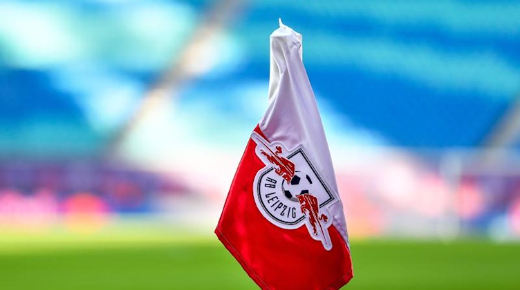 Die Eckfahne trägt das Wappen des RB Leipzig. Foto: Jan Woitas/zb/dpa/Archivbild