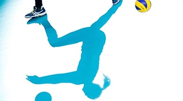 Eine Volleyballerin in Aktion. Foto: Laurent Dubrule/epa/dpa/Symbolbild