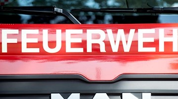 Ein Fahrzeug der Feuerwehr steht am Straßenrand. Foto: Hauke-Christian Dittrich/dpa/Archivbild