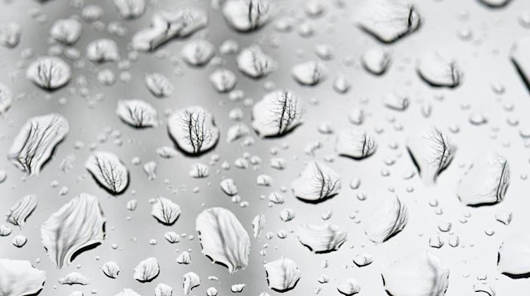 Regentropfen auf einer Scheibe. Foto: Mohssen Assanimoghaddam/dpa/Archivbild