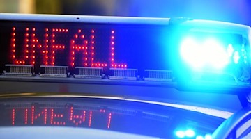 Auf einem Polizeifahrzeug warnt eine Leuchtschrift vor einer Unfallstelle. Foto: Stefan Puchner/dpa/Symbolbild