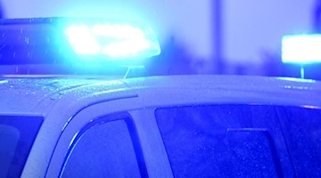 Ein Polizeiwagen mit eingeschaltetem Blaulicht. Foto: Carsten Rehder/dpa/Archivbild