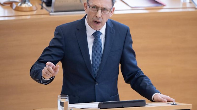 Jörg Urban, Fraktionsvorsitzender der AfD in Sachsen, spricht zu den Abgeordneten. Foto: Sebastian Kahnert/dpa-Zentralbild/dpa/Archiv