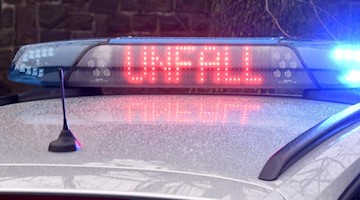 Die Leuchtschrift «Unfall» ist auf dem Dach eines Streifenwagens der Polizei zu sehen. Foto: Carsten Rehder/dpa/Archivbild