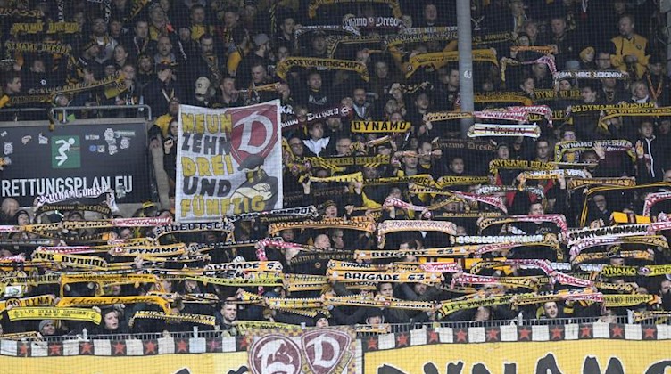 Dresdens Fans feuern ihre Mannschaft an. Foto: Thomas Kienzle/dpa/Archivbild