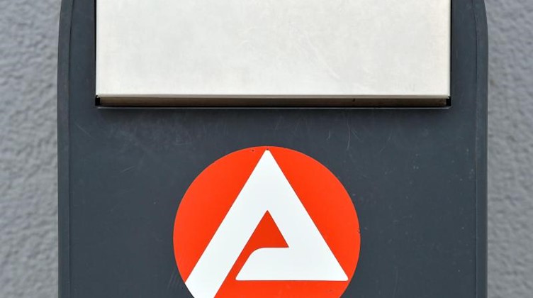 Das Logo der Agentur für Arbeit an einem Briefkasten. Foto: Patrick Pleul/dpa-Zentralbild/ZB/Archivbild