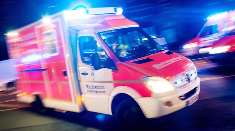 Ein Rettungswagen fährt mit Blaulicht durch eine Straße. Foto: Marcel Kusch/dpa/Archiv