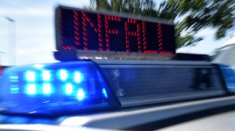 Blaulicht und LED-Laufschrift «Unfall» an einem Einsatzfahrzeug der Polizei. Foto: Holger Hollemann/dpa/Archivbild