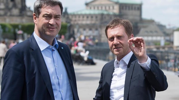 Michael Kretschmer (CDU, r) Markus Söder (CSU) stehen nebeneinander. Foto: Sebastian Kahnert/dpa-Zentralbild/dpa/Archivbild
