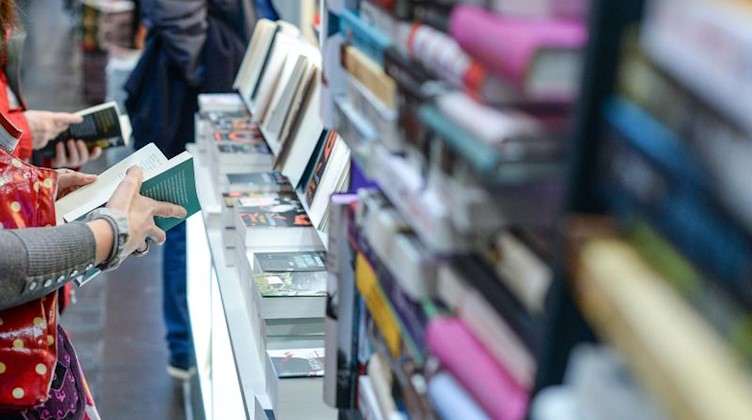 Bücher liegen am Stand eines Buchverlages in den Hallen auf der Leipziger Buchmesse. Foto: Jens Kalaene/dpa-Zentralbild/dpa/Archivbild