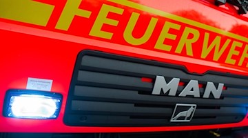 Ein Löschfahrzeug der Feuerwehr. Foto: Daniel Bockwoldt/dpa/Archivbild