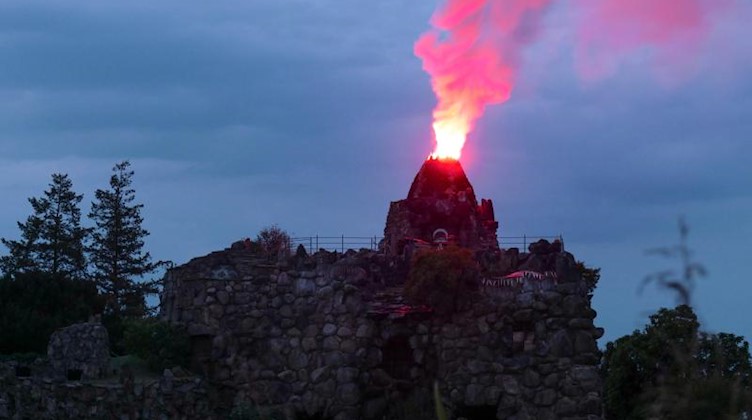 Der Ausbruch des künstlichen Vulkan auf der Felseninsel «Stein» im Wörlitzer Park in Wörlitz. Foto: Peter Endig/dpa-Zentralbild/dpa
