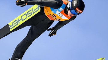 Ski nordisch: Jenny Nowak aus Deutschland springt im Wertungsdurchgang von der Schanze. Foto: Hendrik Schmidt/dpa-Zentralbild/dpa
