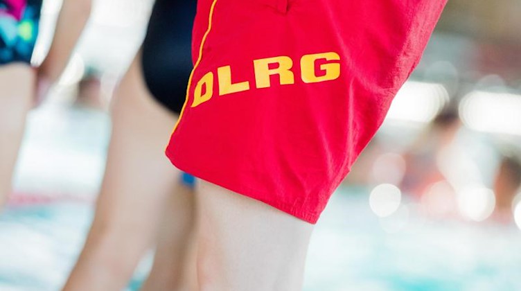 DLRG-Logo auf der Hose einer Schwimmlehrerin. Foto: Rolf Vennenbernd/dpa/Archivbild
