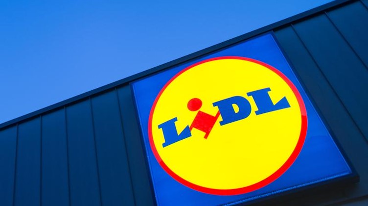 Das Logo von Lidl leuchtet an einem Supermarkt. Foto: Matthias Balk/dpa/Archivbild