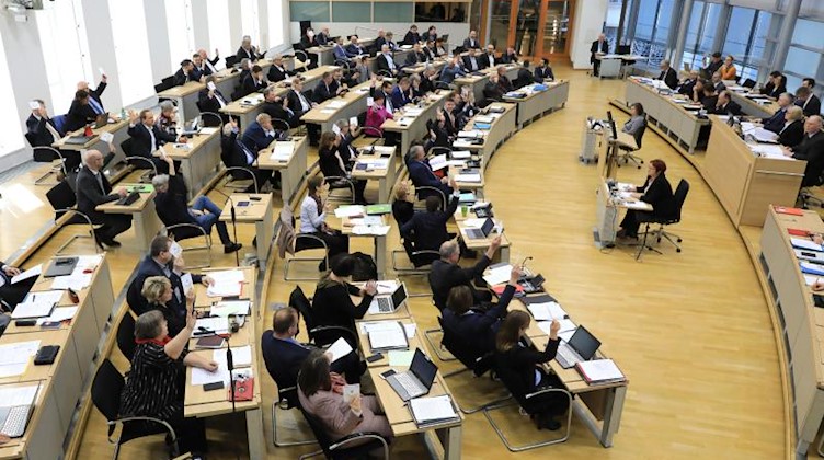 Blick in den Plenarsaal während einer Abstimmung im Landtag. Foto: Peter Gercke/dpa-Zentralbild/dpa/Archivbild