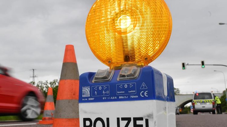 Eine Warnleuchte der Polizei. Foto: Hendrik Schmidt/zb/dpa/Archivbild