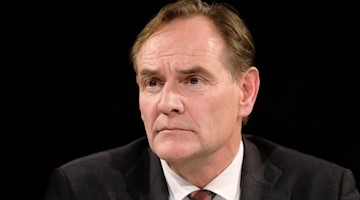 Burkhard Jung (SPD), Leipzigs Oberbürgermeister, sitzt bei einem Gesprächsforum. Foto: Sebastian Willnow/dpa-Zentralbild/ZB/Archivbild