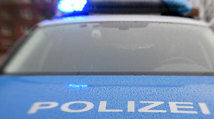 Ein Streifenwagen der Polizei hat das Blaulicht eingeschaltet. Foto: Carsten Rehder/dpa/Archivbild