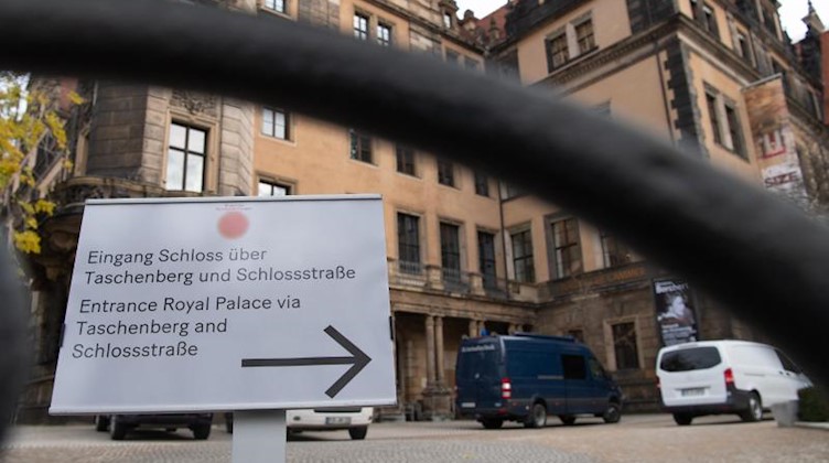 Ein Schild mit der Aufschrift «Eingang Schloss über Taschenberg und Schlossstraße». Foto: Robert Michael/dpa-Zentralbild/dpa/Archivbild