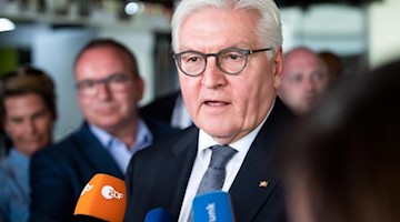 Frank-Walter Steinmeier steht vor Journalisten. Foto: Bernd von Jutrczenka/dpa/Archivbild