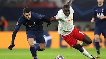 Tottenhams Erik Lamela und Leipzigs Dayot Upamecano (l-r.) im Zweikampf um den Ball. Foto: Jan Woitas/dpa-Zentralbild/dpa