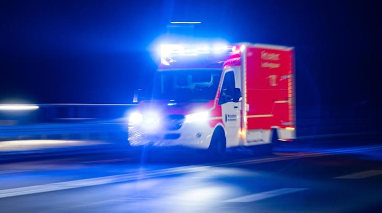 Ein Rettungswagen der Feuerwehr fährt mit Blaulicht durch eine Straße. Foto: Marcel Kusch/dpa/Illustration