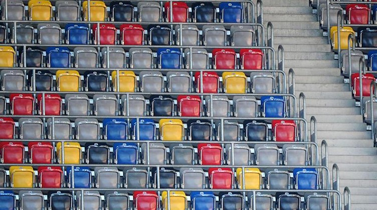 Eine leere Zuschauertribüne in einem Stadion. Foto: picture alliance / dpa/Symbolbild