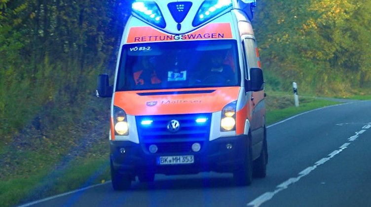 Ein Rettungswagen fährt mit Blaulicht über eine Straße. Foto: Jens Wolf/dpa-Zentralbild/dpa/Symbolbild