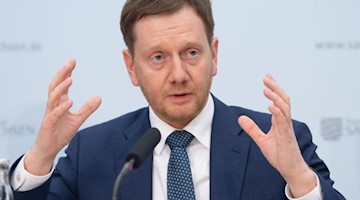 Michael Kretschmer (CDU), Ministerpräsident von Sachsen, spricht auf einer Pressekonferenz auf der über die Maßnahmen des Freistaates gegen die Ausbreitung des Corona-Virus informiert wurde. Foto: Sebastian Kahnert/dpa-Zentralbild/dpa
