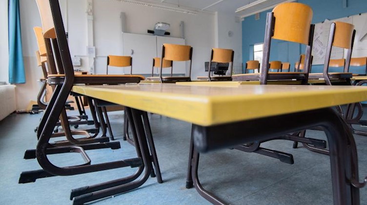 Ein leeres Klassenzimmer ist zu sehen. Foto: Julian Stratenschulte/dpa/Archivbild
