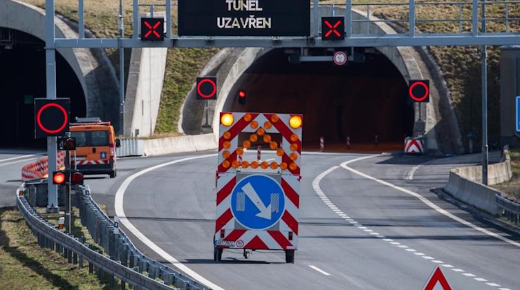 Die Autobahn zwischen Dresden und Prag ist vor einem Tunnel gesperrt. Foto: Robert Michael/dpa-Zentralbild/dpa