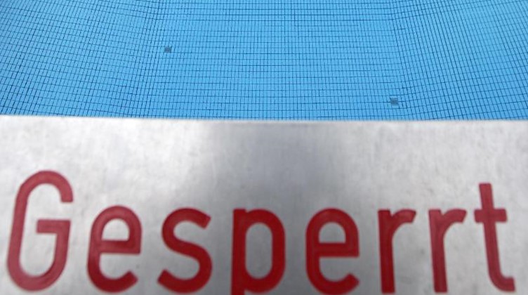 "Gesperrt" steht auf einem Hinweisschild, dass an einem Schwimmbad aufgestellt ist. Foto: Frank May/dpa/Symbolbild
