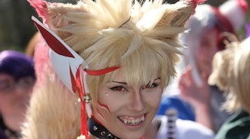 Cosplayer posieren im Clara Zetkin-Park. Foto: Sebastian Willnow/dpa-Zentralbild/dpa