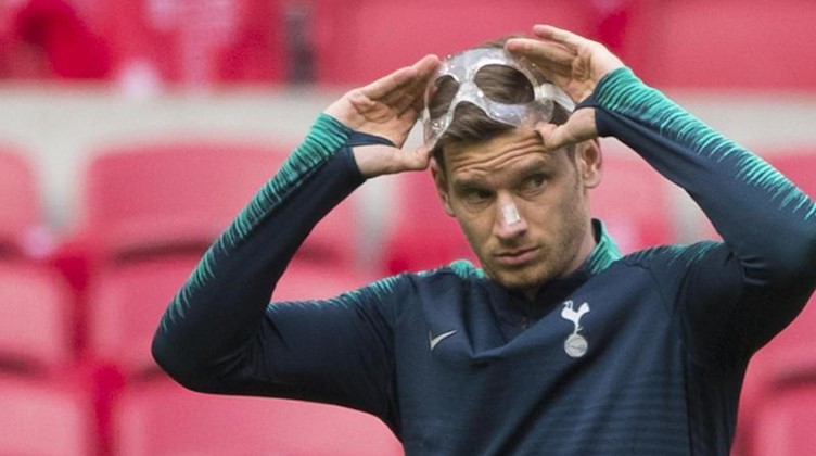 Jan Vertonghen von Tottenham Hotspur setzt eine Schutzmaske auf während eines Trainings. Foto: Uncredited/AP/dpa