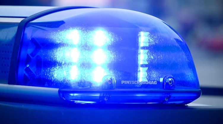 Blaulicht an einem Polizeiauto. Foto: Patrick Pleul/dpa/Symbolbild