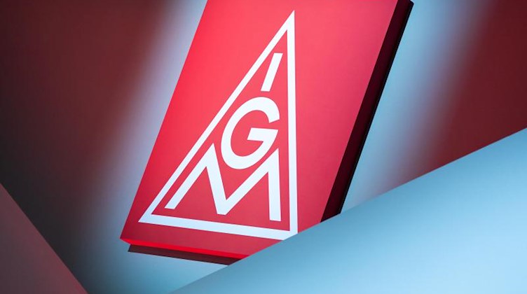 Das Logo der IG Metall ist zu sehen. Foto: Daniel Karmann/dpa/Symbolbild