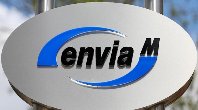 Das Logo von enviaM steht vor dem Standort Markkleeberg der enviaM Gruppe. Foto: Jan Woitas/dpa-Zentralbild/dpa/Symbolbild