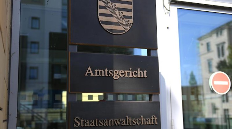 Ein Schild weist am Eingang zum Justizzentrum Chemnitz auf den Sitz des Amtsgerichts und der Staatsanwaltschaft hin. Foto: Hendrik Schmidt/ZB/dpa/Symbolbild