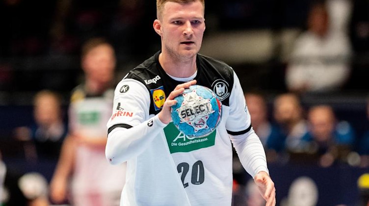 Philipp Weber im Trikot der Handball-Nationalmannschaft. Foto: Robert Michael/dpa-Zentralbild/dpa/Archivbild