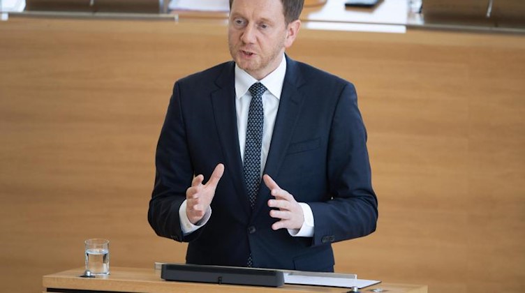 Michael Kretschmer (CDU), Ministerpräsident von Sachsen, spricht während einer Sitzung im Landtag. Foto: Sebastian Kahnert/dpa-Zentralbild/dpa