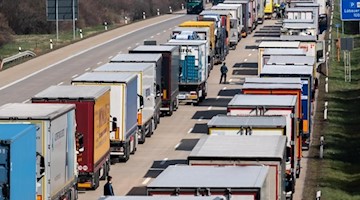 LKW stauen sich auf der Autobahn A4 Dresden - Görlitz bei Bautzen. Foto: Robert Michael/dpa-Zentralbild/dpa