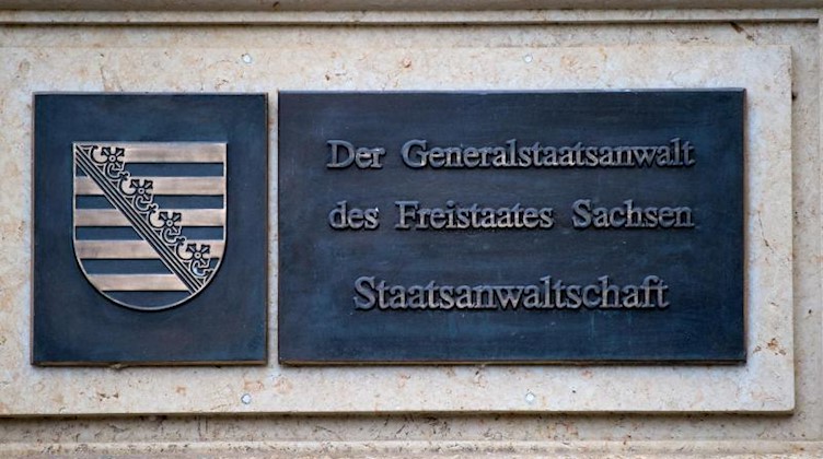 Ein Schild am Eingang zur Staatsanwaltschaft Dresden. Foto: Arno Burgi/dpa-Zentralbild/dpa/Symbolbild