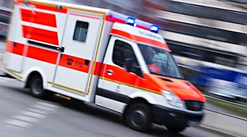 Ein Rettungswagen fährt mit Blaulicht über eine Straße. Foto: Nicolas Armer/dpa/Symbolbild