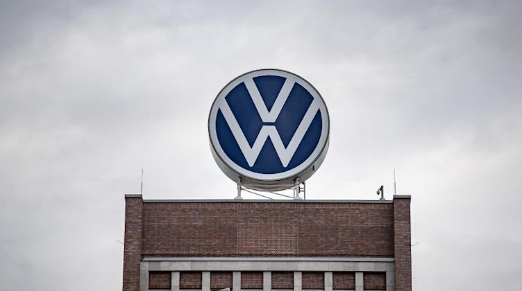 Ein VW-Logo ist auf einem Verwaltungshochhaus zu sehen. Foto: Sina Schuldt/dpa/Symbolbild