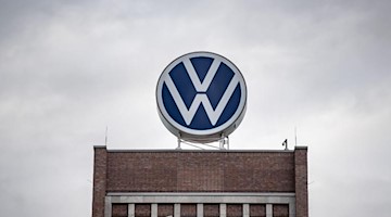 Ein VW-Logo ist auf einem Verwaltungshochhaus zu sehen. Foto: Sina Schuldt/dpa/Symbolbild