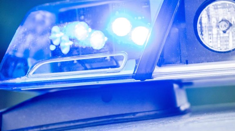 Ein Blaulicht leuchtet an einer Polizeistreife. Foto: Lino Mirgeler/dpa/Symbolbild