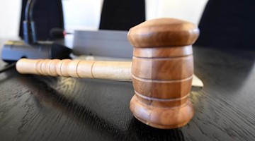 Auf einer Richterbank liegt ein Richterhammer. Foto: Uli Deck/dpa/Symbolbild